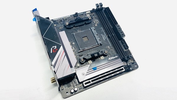 ASRock B550 Phantom Gaming-ITXax