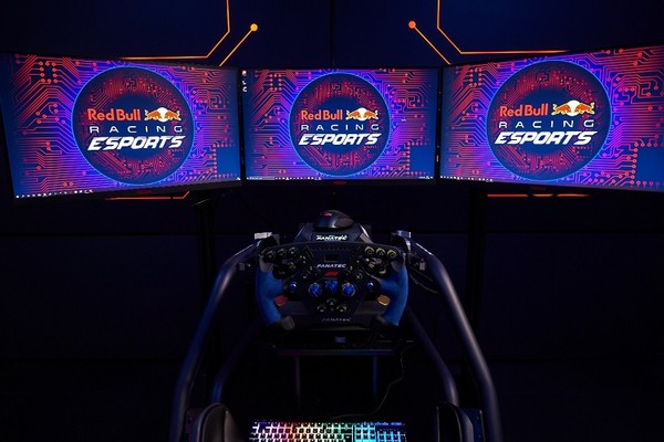 AOC im Team mit Red Bull Racing Esports