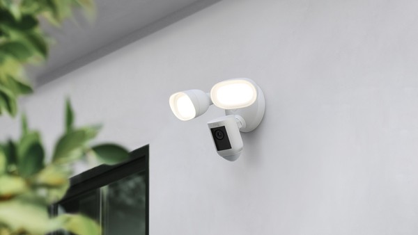 Ring Video Doorbell 4 und Ring Floodlight Cam Wired Pro