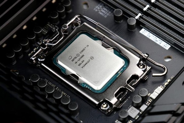 Intel Core i5 12600K and Core i9 12900K Processors