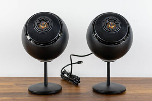 Creative Pebble Nova